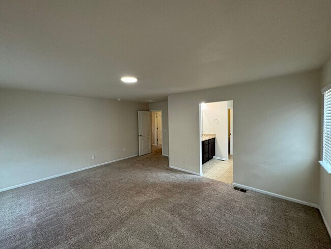 Building Photo - Well maintained Home with 4 bedrooms 3 bat...