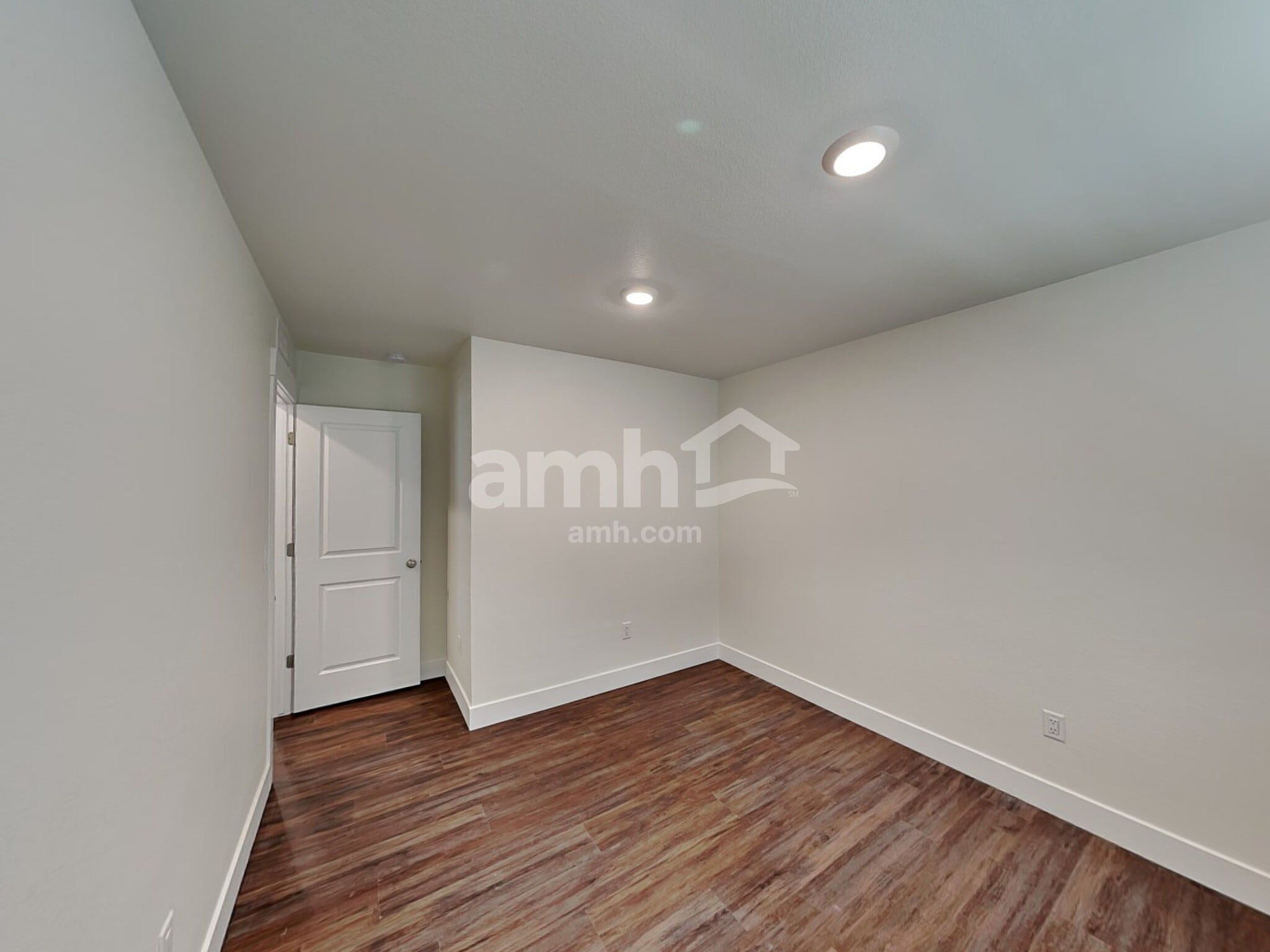Building Photo - 725 S Oak St
