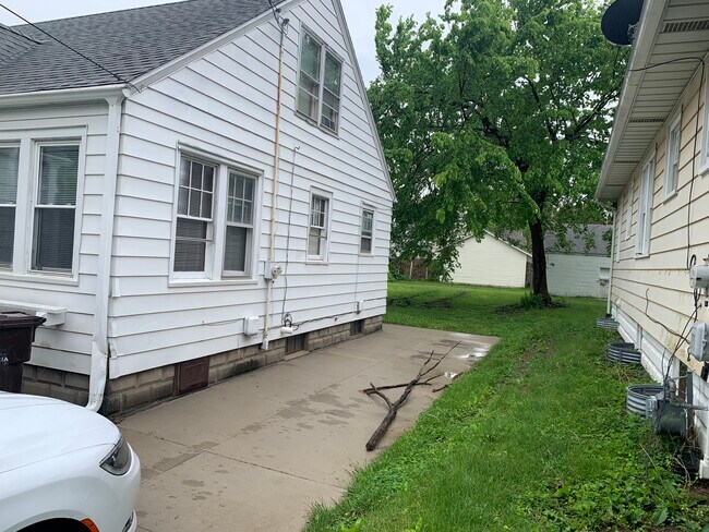 Building Photo - 1212 W Nowland Ave