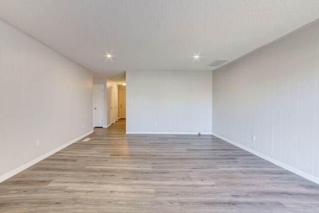 Building Photo - Newly renovated 3 bed / 2 Bath in Tulsa! Available Mid June!