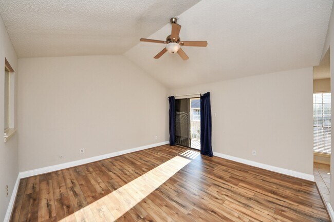 Building Photo - 800 Country Pl Dr