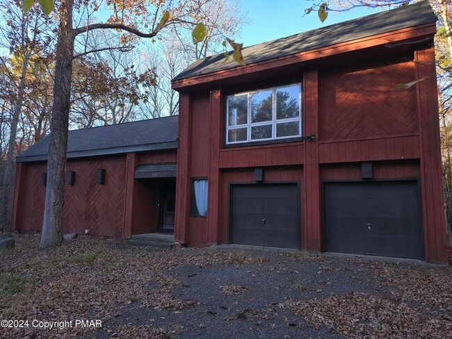 Building Photo - This unique floor plan features 3 bedrooms...