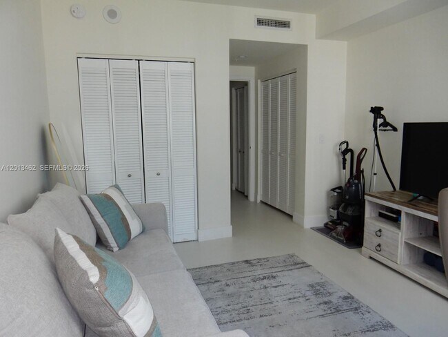 Building Photo - 801 Brickell Key Blvd