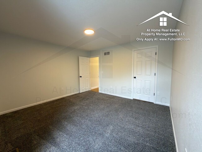 Building Photo - Greystone Court 1011-1013 Duplex