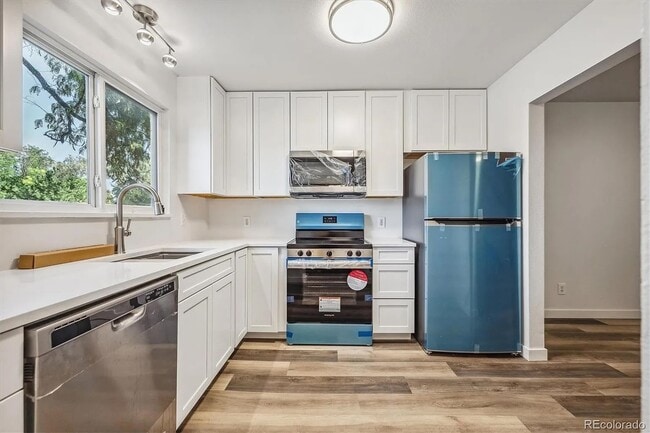 Building Photo - Updated spacious townhouse in prime location!