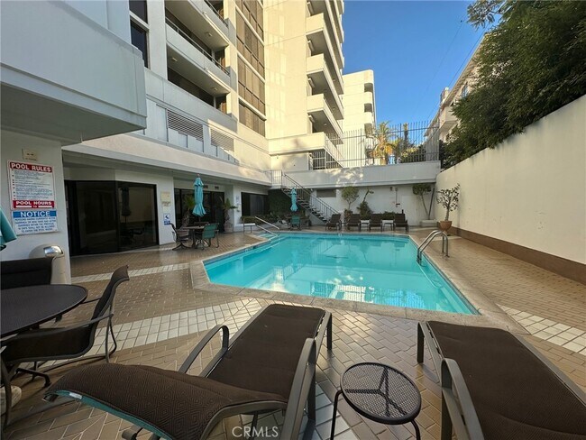 Building Photo - 10660 Wilshire Blvd