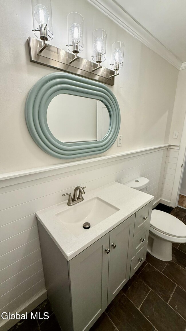 Building Photo - 173 Bay St