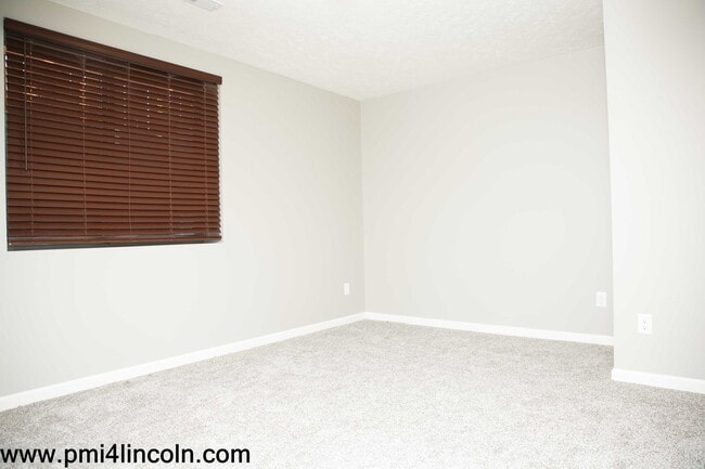 Building Photo - 9800 S 72 St – 5 beds/3 baths/ 3-stall
