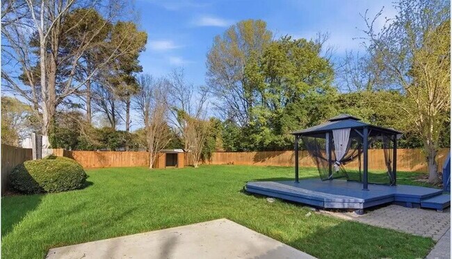 Building Photo - "Discover Comfort and Space in Charlotte: 4-Bed, 3-Bath Gem on Red Carriage Lane!"