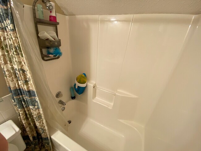 Building Photo - Room in House on Daingerfield Dr