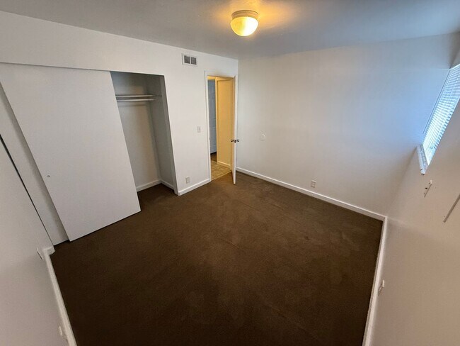Building Photo - Beautiful Two Bedroom Apt; Salt Lake City, 1,000 sq ft; New Flooring