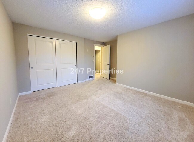 Building Photo - Single Level 3 BD | 2 BA w/ Backyard + Cov...