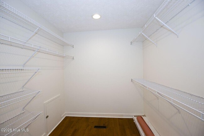 Building Photo - 1205 Greenbriar Dr