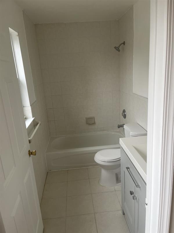 Master Full Bathroom - 112 Hillyer St