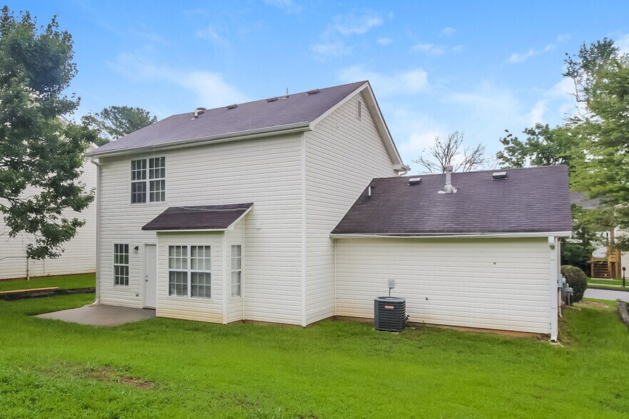 Building Photo - 2028 Oak Terrace Dr SE
