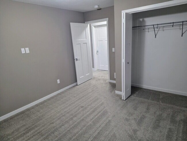 Building Photo - 482 NE Westgate Dr