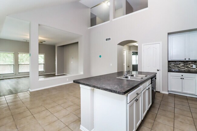 Building Photo - 540 Kerry St