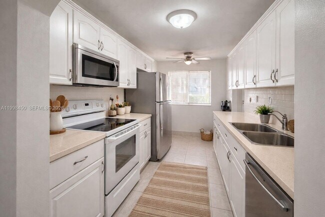 Building Photo - 155 Lakeview Dr