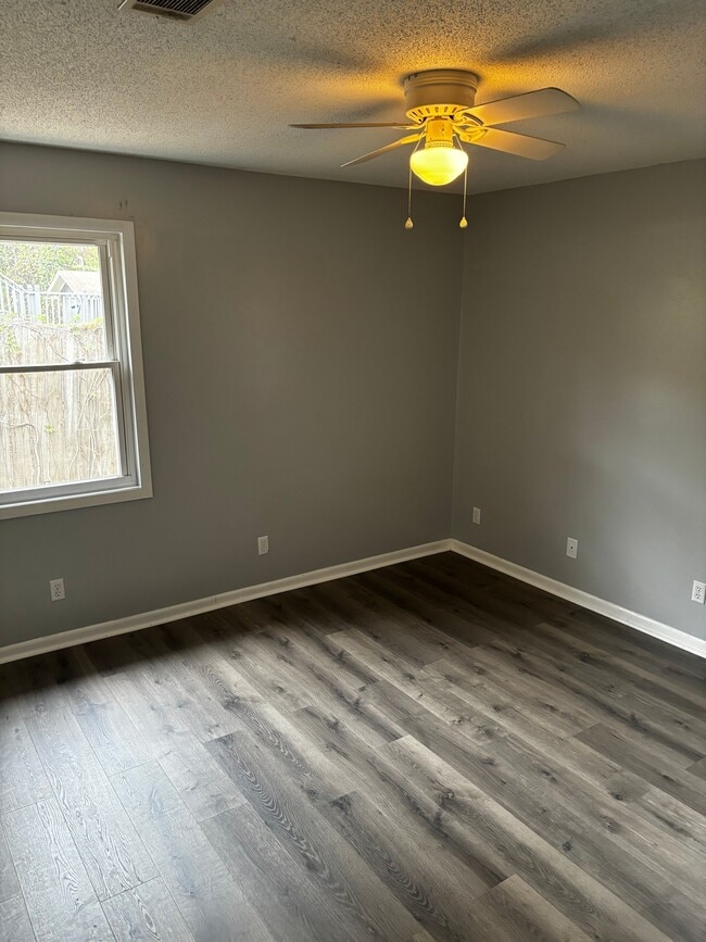 Building Photo - 1042 Live Oak Dr