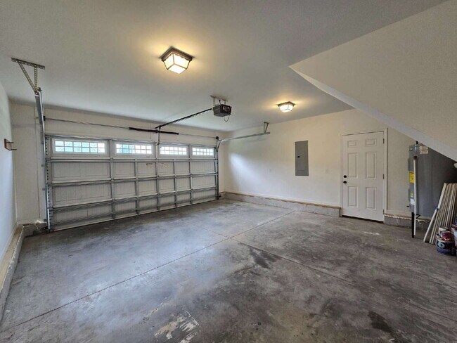 Building Photo - Beautiful 3-Bedroom Home with Bonus Room, Modern Finishes & a Huge Fenced Backyard