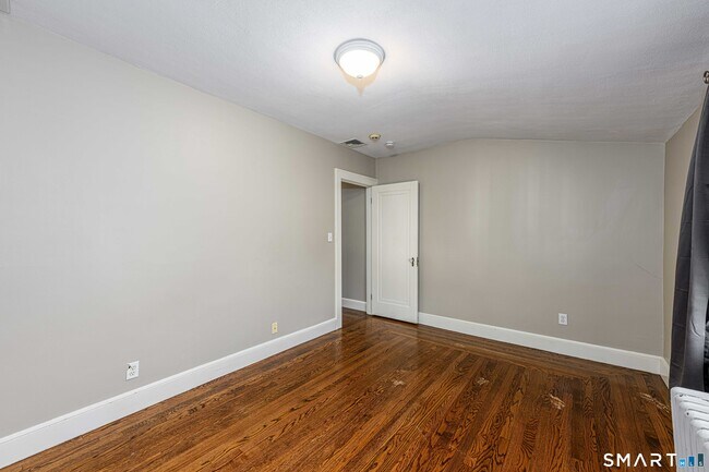 Building Photo - 186 School St