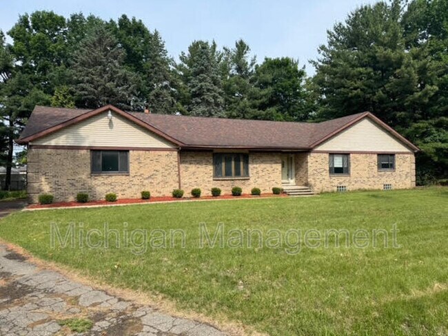 Building Photo - 40250 Pinetree Dr