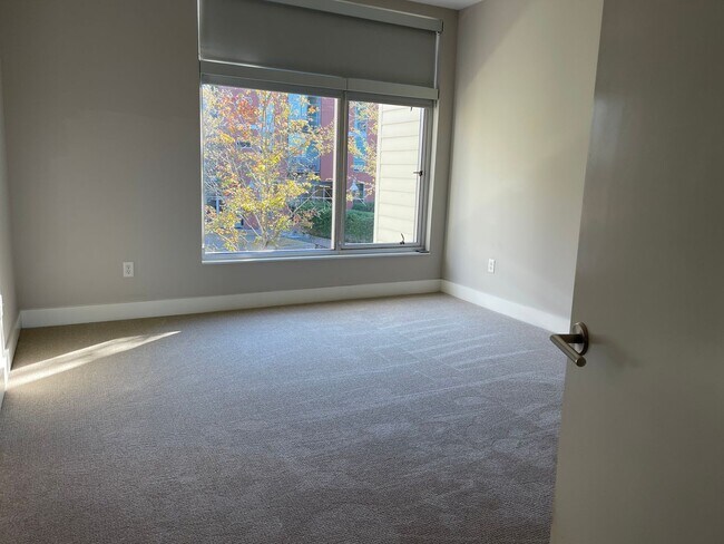 Building Photo - Contemporary Townhome East side of Downtow...