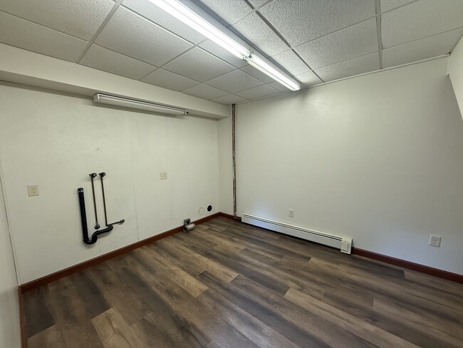 Building Photo - 2025 Millersburg Rd