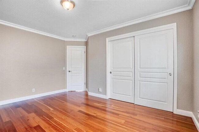 Building Photo - Fully remodeled home, Pet friendly with A/...