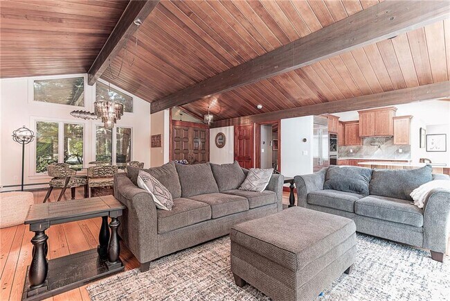 Building Photo - 14 Woodlake Dr