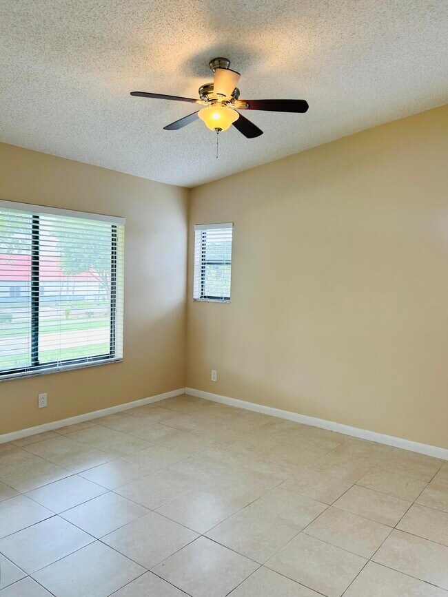 Building Photo - 6649 Somerset Dr