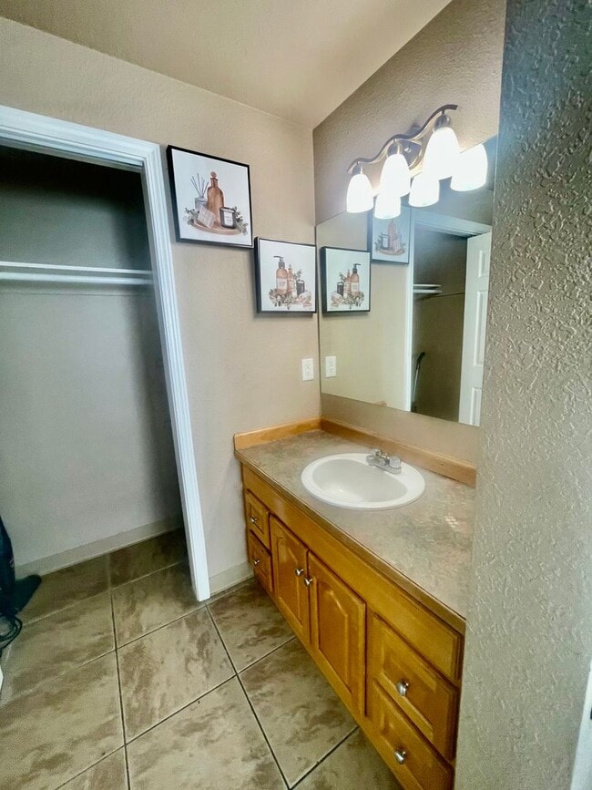 Building Photo - 329 E 14th Ave