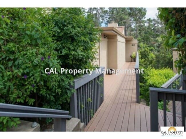 Building Photo - Stunning 2 Bed/2 Bath Condo Located in Mon...