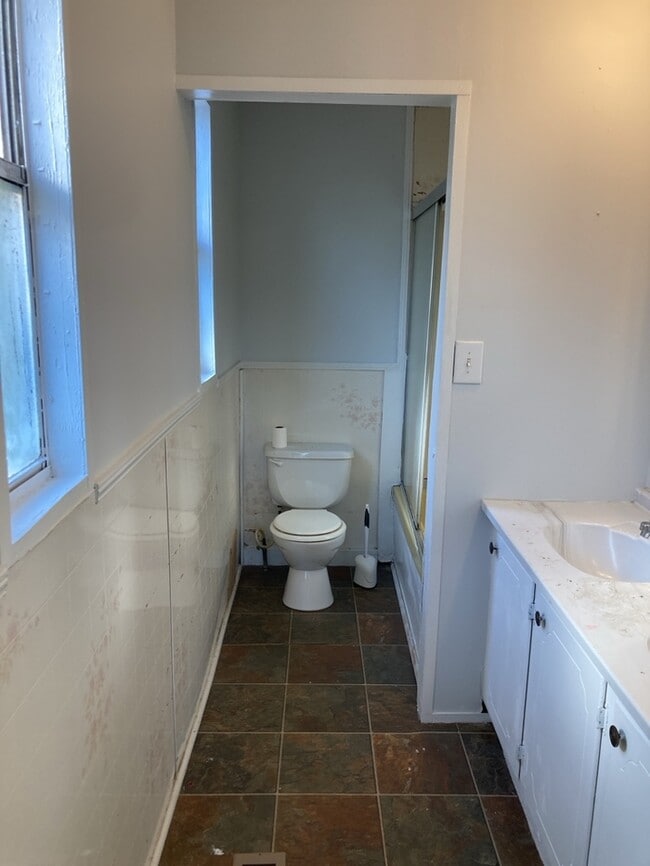 Building Photo - 3 Bedroom 2 bathroom