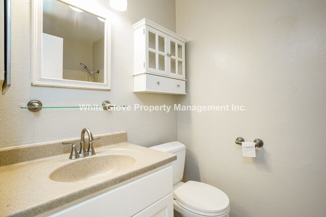 Building Photo - Lovely Updated 2 Bedroom Gated Townhome in Cypress