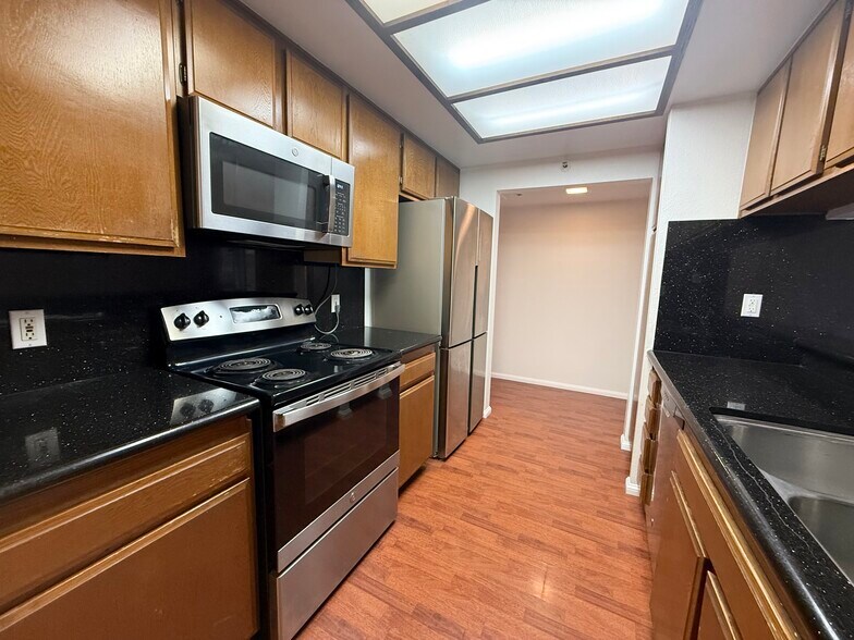 Kitchen - 600 W 9th St