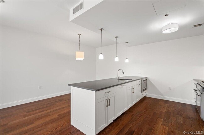 Building Photo - 10 Byron Pl