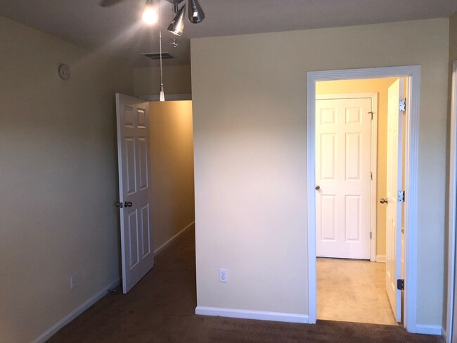 Building Photo - 3 BEDROOM 2.5 BATH TOWNHOME FOR RENT - wal...