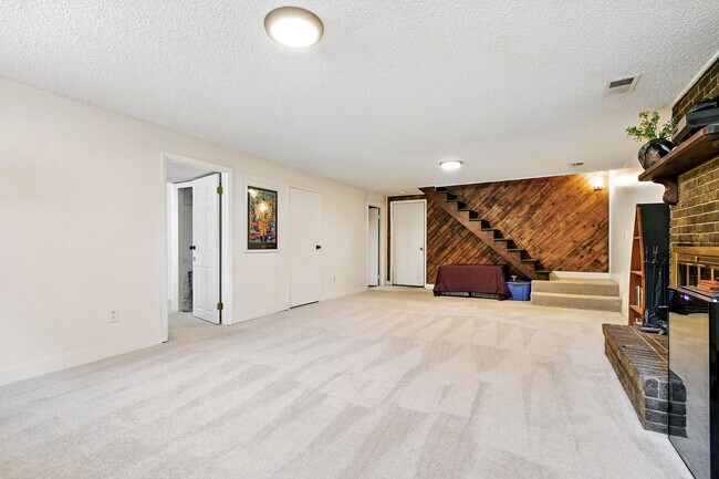 Building Photo - Fabulous 4 BR 3 bath home with fenced back...