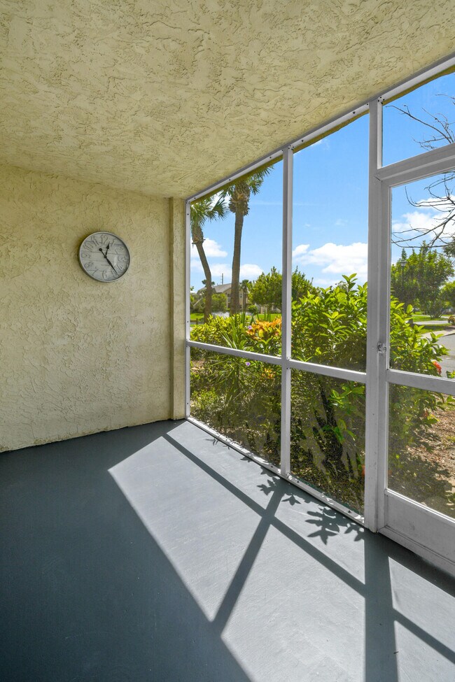 Building Photo - 1604 SE Green Acres Cir