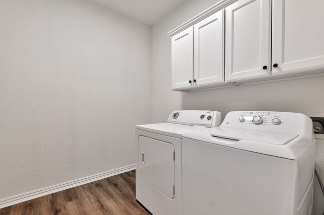 Building Photo - 4 Bed 3 Bath Townhome located close to University!