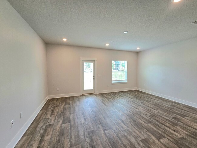 Building Photo - Stunning Townhome - Prime Pensacola Location