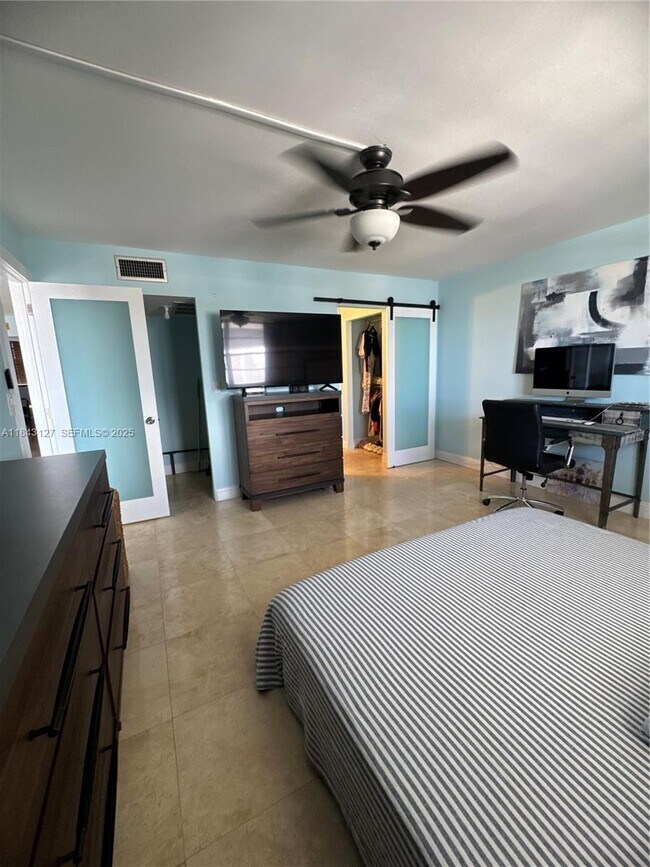 Building Photo - 3545 NE 166th St