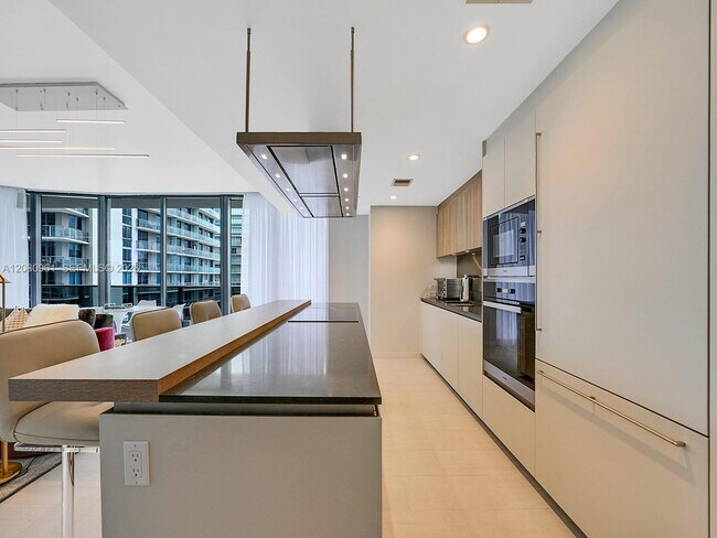 Building Photo - 1000 Brickell Plaza