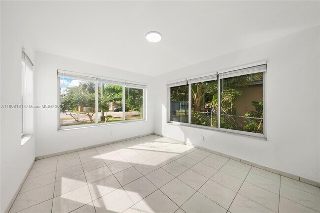 Building Photo - 1271 NE 159th St