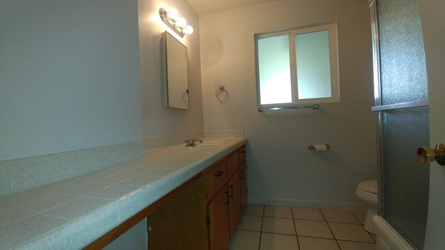 Building Photo - Cute AND Spacious