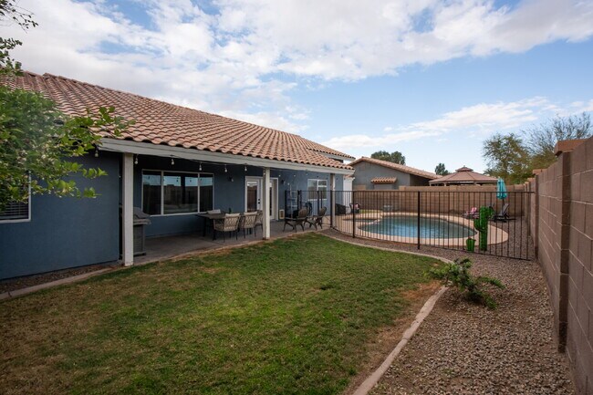 Building Photo - Spacious 3-Bedroom Oasis with Pool in Yuma...