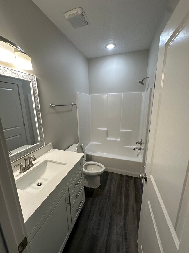 Building Photo - 1713 Bilbo St