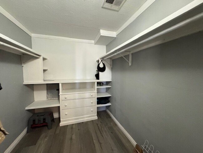 Building Photo - 3 BR 2 bath Furnished home Utilities Inclu...