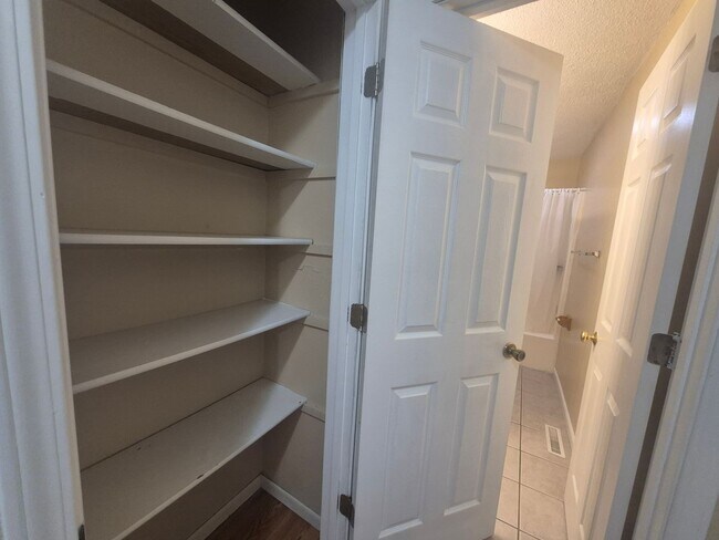 Building Photo - 896 Wescott Square